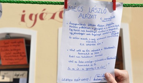 Ismét posztolhatunk verset a Fő utcára szerdán az Igéző előtt